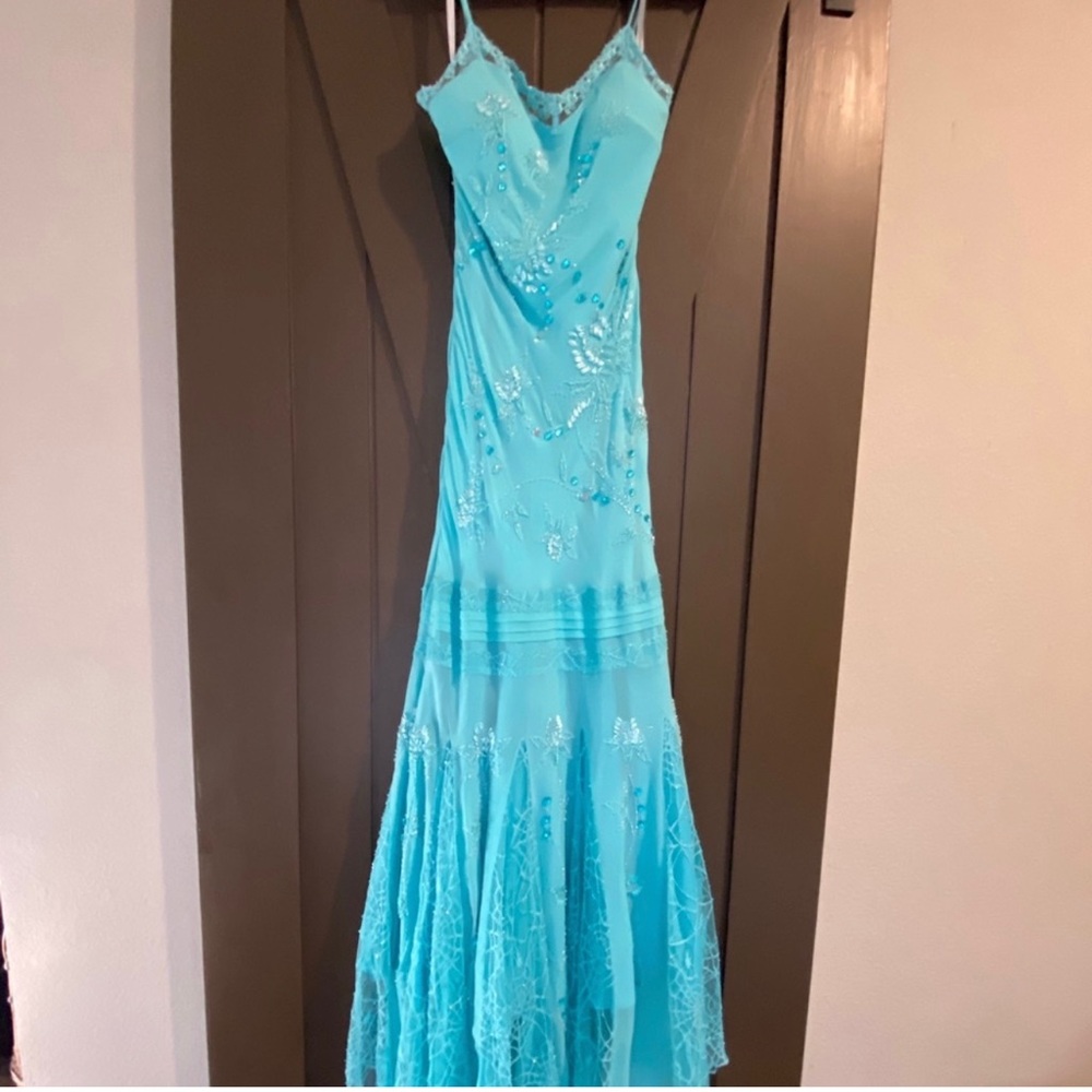 Maxi dress, never worn, lace/ chiffon. Very sliming from size 6-10. With scarf.